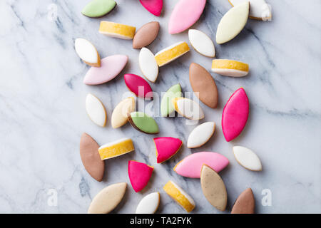 Assortiment de mini Calissons sur fond de marbre. La Provence traditionnelle française des bonbons. Vue d'en haut. Banque D'Images