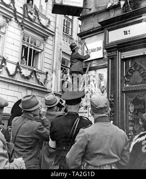 Changement de nom de l'Benesch-Platz à Adolf-Hitler-Platz le 9 octobre 1938, dans la région de Reichenberg (aujourd'hui Liberec). Plusieurs photographes et des hommes en uniforme sont à regarder. Banque D'Images