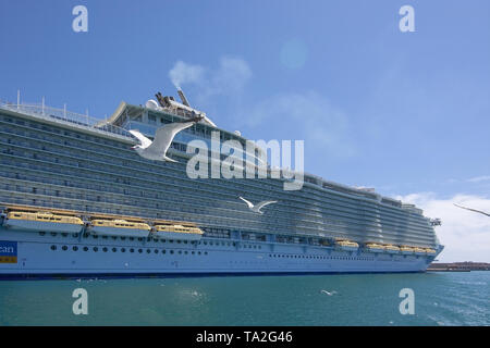 PALMA, Majorque, Espagne - 20 MAI 2019 : grand bateau de croisière Oasis of the Seas amarré dans le port sur une journée ensoleillée le 20 mai 2019 à Palma, Majorque, Espagne. Banque D'Images