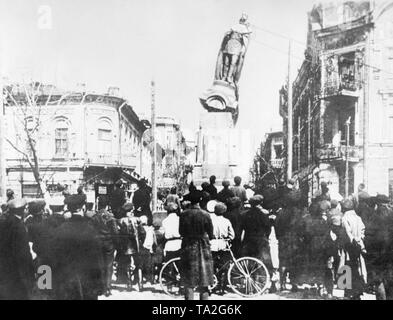 À Rostov-sur-Don, un monument du Tsar Alexandre II est démoli et remplacé par un monument de Lénine. Banque D'Images