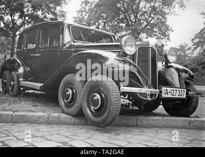 Une voiture avec un empattement rallongé, 4 essieux et 8 roues en roulant sur un trottoir. Le concepteur de la voiture est l'ingénieur de Berlin. Rimmek Banque D'Images