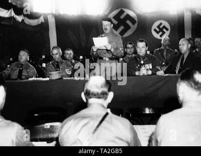 Adolf Hitler se lit une déclaration de la NSDAP entouré par Wilhelm Frick, Rudolf Hess, Hermann Goering et Gregor Strasser (de gauche). Banque D'Images