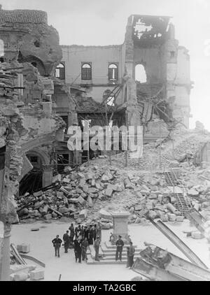 Soldats espagnols visitez le patio de l'Alcazar de Tolède libéré après sa conquête le 26 septembre 1936. Banque D'Images