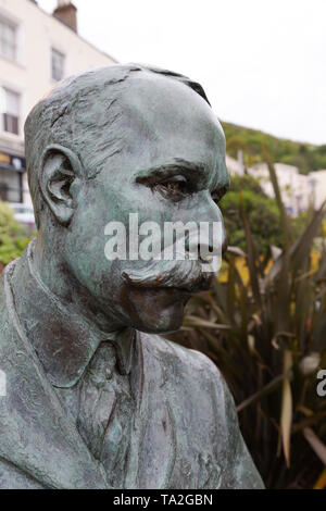 Sir Edward Elgar statue - gros plan de la tête d'une sculpture de compositeur anglais Elgar par Rose Garrard, Malvern Worcestershire, Royaume-Uni Banque D'Images