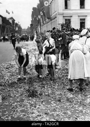 Les jeunes filles décorent les rues BDM avec des fleurs à l'occasion d'une visite avec le Führer à Berlin en août 1940. Banque D'Images