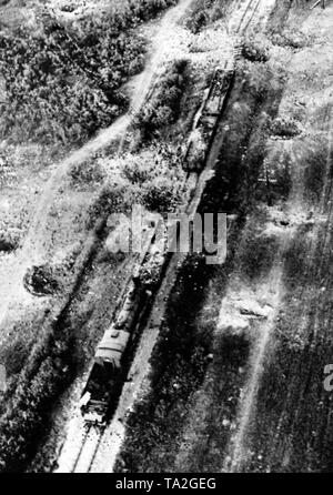 Vue aérienne d'un train soviétique abattu dans l'arrière-pays de Koursk à partir d'un avion allemand. Photo de l'entreprise de propagande (PK). Banque D'Images
