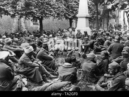 Soldats français, y compris de nombreux membres de troupes d'Afrique du Nord, dans un centre de rétention. Photo : Hentzschel Banque D'Images