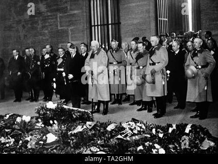 Adolf Hitler le dépôt de gerbes sur le monument Unter den Linden à Berlin à l'occasion de la Heldengedenktag (journée de commémoration des héros"). À côté d'Adolf Hitler, Paul von Hindenburg, derrière Oskar von Hindenburg, Hermann Goering, Werner von Blomberg et Werner von Fritsch (de gauche). Banque D'Images