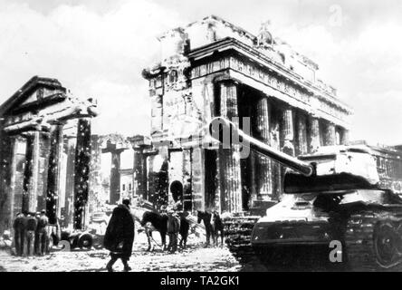 Soviet tank en face de la porte de Brandebourg (Brandenburger Tor en allemand) à la fin de la Seconde Guerre mondiale à Berlin, Allemagne, 1945 Banque D'Images