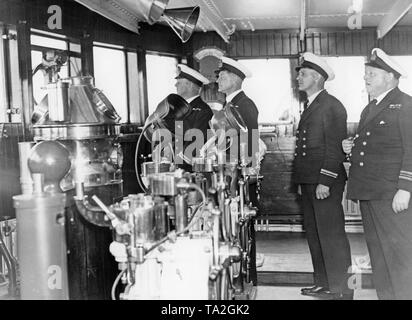 P.O Davis (deuxième officier), A.C.I. Anson (troisième officier), F.G. Watts (troisième officier) et G.L. Dunbar (premier officier) sur le pont du paquebot "Queen Mary" avant son voyage inaugural de Southampton à New York. Banque D'Images