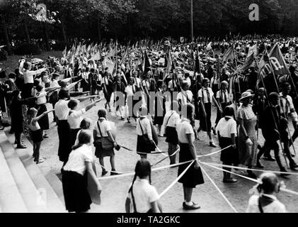 Le 'Tag' Volksdeutsche de la VDA (Association pour les Relations culturelles allemandes à l'étranger") se déroule dans le quartier dans le cadre de la semaine sportive des jeunes. Les gardes sont couleur VDA marchant passé le terrain de sport. Banque D'Images