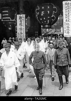 Les membres de l'armée japonaise et des soldats blessés de la Seconde Guerre Japanese-Chinese, visiter la ville de Sakura pour recruter plus de soldats pour la guerre. (Photo non datée, 1930) Banque D'Images