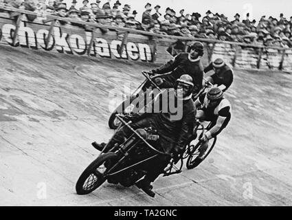 Deux voies cyclistes roulent avec leurs pacers motorisé sur la Olympiabahn à Berlin. Banque D'Images