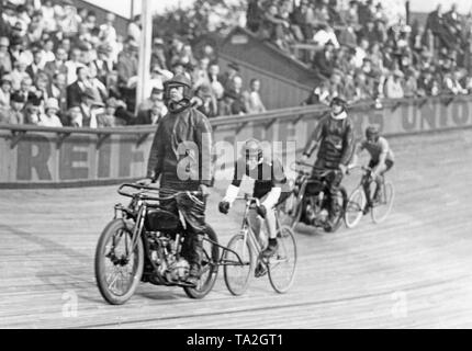 Deux voies cyclistes roulent derrière leurs pacers lors d'une course au rythme du moteur dans l'Ruett Arena. Banque D'Images