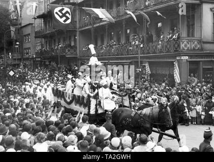 Au cours d'une parade à l'Zoppotter Sportwoche, une voiture conduit avec les cuisiniers et les serveuses. La voiture est chargée avec une immense baumkuchen. Cette photo a été prise à l'angle de la Nordstrasse Seestrasse. Banque D'Images