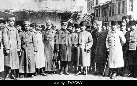 La photo montre le commandant en chef Mustafa Kemal Atatuerk à Aksehir. Il visite le front de l'Ouest à l'encontre de la Grèce avec Soviet-Russian azerbaïdjanais et ambassadeurs. Banque D'Images