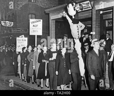 Démontrer manifestants avec une figure d'Adolf Hitler et signe devant le bâtiment de la Bund germano-américain à Union City, New Jersey. Le Bund germano-américain célèbre l'annexion des Sudètes au Reich allemand. Sur les signes : 'la liberté non concentration camp' et 'Fritz Kuhn combat la charte des droits'. Banque D'Images