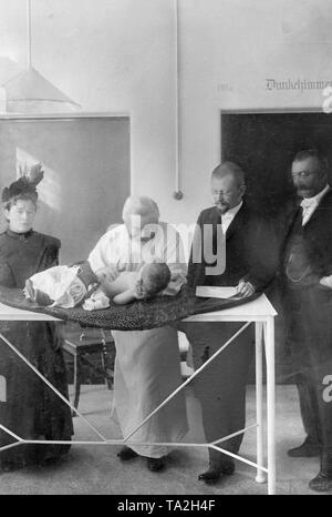 Le Dr Heubner Directeur conseiller privé, l'examen de l'enfant dans le nouveau children's hospital à Berlin. Banque D'Images