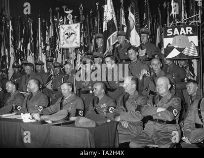 Bundesfuehrer (chef fédéral) von Franz Seldte tient un discours à la réunion des dirigeants du Reich de l'Alliance des Front-Fighters Stahlhelm (rouge) dans l'hôtel de ville de Magdeburg. De gauche, co-fondateur et avocat Rudolf Schaper, chancelier fédéral Theodor Gruss, chancelier Johannes Bock, Bundespressechef Wilhelm Kleinau et co-fondateur et avocat Gustav Buenger. Il y a aussi un député de la sarre entre les drapeaux et les normes. Banque D'Images