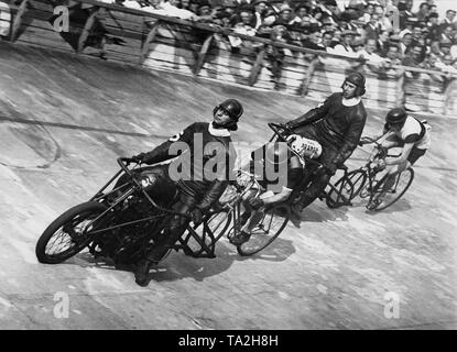 Deux voies cyclistes roulent avec leurs pacers motorisé sur la Olympiabahn à Berlin à la 'Goldenes Rad' ('Golden Wheel'). Banque D'Images