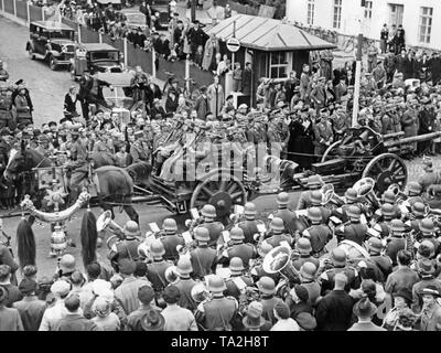 Les troupes allemandes (10,5 cm leFH 18 obusier léger) contre l'ex-frontière à German-Czechoslovak / Georgswalde Ebersbach (aujourd'hui Jirikov) le 2 octobre 1938. Les gens saluer les soldats avec le salut nazi. Au premier plan, d'une fanfare. Banque D'Images