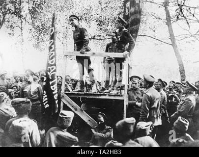 Felix Dzerjinski, le chef de la Tcheka, la première police secrète en Russie soviétique, est de donner un discours à soldats révolutionnaires de l'armée russe. Banque D'Images