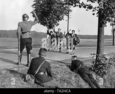 Route près de Asch (comme aujourd'hui) au cours de l'allemand des Sudètes crise. Freikorps Allemands des Sudètes guard routes autour de Asch. Les femmes de Cheb, fuir l'armée tchèque. Les Freikorps Allemands des Sudètes a été fondée à l'apogée de la crise des Sudètes, ce qui a déstabilisé la Tchécoslovaquie. Selon l'accord de Munich en octobre 1938, la Tchécoslovaquie devait céder l'territoires sudètes allemandes pour le Reich allemand. Banque D'Images