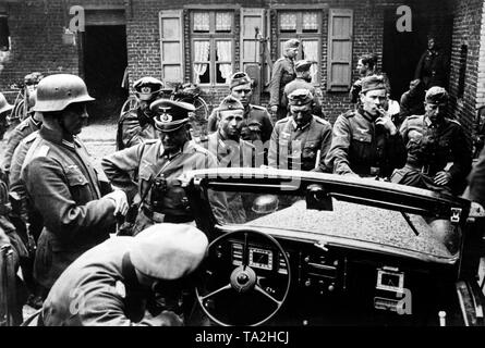 Les soldats allemands d'écouter les nouvelles sur une voiture radio pendant la campagne militaire en France près de Lille sur le front de l'Ouest. Photo de l'entreprise de propagande (PK) : Huschke Banque D'Images