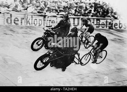 Deux voies cyclistes roulent avec leurs pacers motorisé sur la Olympiabahn à Berlin au Grand Prix de l'Europe. Banque D'Images