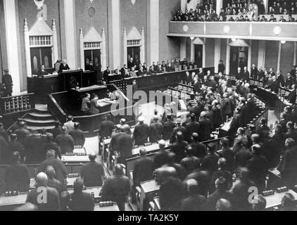 Vue de la salle plénière de la Diète japonaise au cours d'une session de la Diète japonaise le 18 février 1933. Les députés européens ont adopté une résolution dans laquelle ils ont accordé leur confiance et leur soutien au Japon son représentant à Genève de la Société des Nations, Yasuke Matsuoka. Banque D'Images