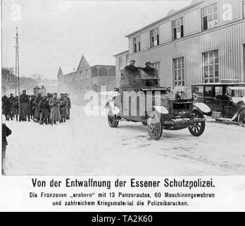 Lorsque les Français envahirent la Ruhr, la police locale ont également été désarmés. Ici une voiture blindée de l'armée d'occupation des tours en face de la caserne de la police d'Essen, en vue de contrôler le bon désarmement de la police allemande. Banque D'Images