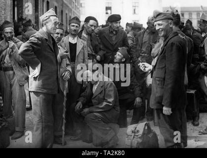 Les prisonniers de guerre français, qui ont été libérés pour raisons de santé à partir de la captivité et sont maintenant en voie de rapatriement, d'arriver à Chalon-sur-Saône à la ligne de démarcation franco-allemand. Banque D'Images