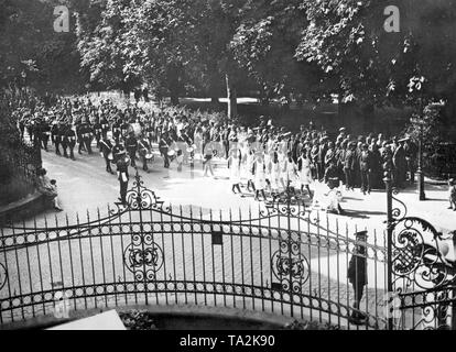 Les Britanniques parade dans Wiesbaden avec un jeu d'orchestre militaire. Banque D'Images