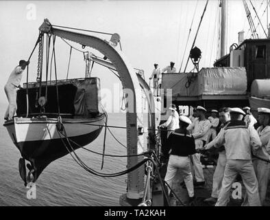 La photo montre comment l'un des bateaux de l'enquête est présenté à bord. Ces étaient utilisés pour étudier dans des endroits avec une plus faible profondeur. Le 'Meteor' a été reconstruit et mis en service en tant que navire de recherche et de sondage en 1924. De nombreux voyages de recherche suivie dans l'Atlantique jusqu'à ce que le navire a été converti en 1940 et utilisé comme navire de commandement et d'offres durant la Seconde Guerre mondiale. La photo faisait partie de la série "Le Meteor explore la mer'. Banque D'Images