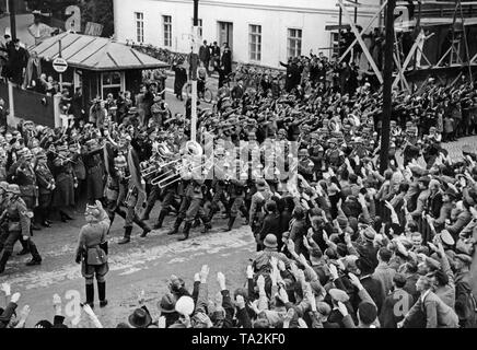 Les troupes allemandes franchissent la frontière près de l'ancienne German-Czechoslovak aujourd'hui Jirikov (Georgswalde) le 2 octobre 1938. Au centre, une fanfare. Banque D'Images