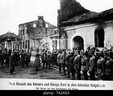 Karl I, empereur d'Autriche, accueille des officiers allemands et austro-hongrois sur la place principale de Ivano-frankivsk (Kalusz) au cours d'une visite à la récupération de l'Orient la Galice sur le front de l'Est. Banque D'Images