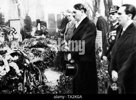 Sepp Dietrich, Adolf Hitler et Josef Goebbels au cimetière Luisenstadt à Berlin avant l'ouverture du Reichstag à Potsdam le 21 mars, 1933. Banque D'Images