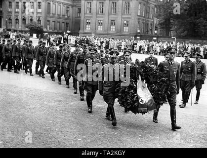 À l'invitation de Josef Goebbels, soldats, qui ont participé à la bataille de Sébastopol en Crimée, déposer une couronne pour ceux qui sont tombés, à l'Unter den Linden Memorial. En face, porteur de la Croix de Chevalier de la Croix de fer. Banque D'Images