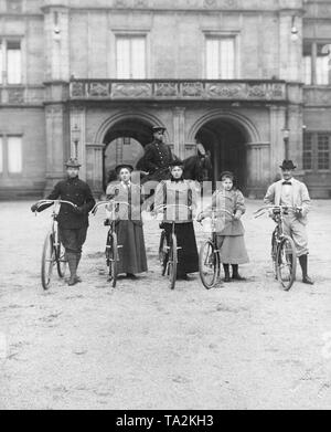 De gauche à droite : le Prince Alfred de Saxe-Cobourg-Gotha, Princesse Leopoldine de Ratibor, Princesse Alexandra et Princesse Béatrice de Saxe-Cobourg-Gotha, Prince Ernst II von Hohenlohe-langenbourg devant Château Ehrenburg à Coburg. Photo non datée. Banque D'Images