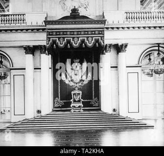 Le trône de tsar russe Nicolas II dans la salle du trône du Palais d'hiver à Saint-Pétersbourg. Banque D'Images