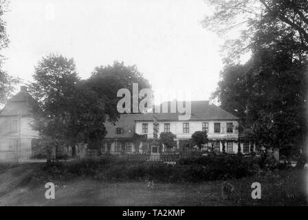 Vue sur le manoir Schoenhausen dans l'arrêt Altmark, la Prusse. Au premier plan, le monument de Bismarck. Plus tard, le chancelier Otto von Bismarck est né à Château Schoenhausen en 1815. Banque D'Images