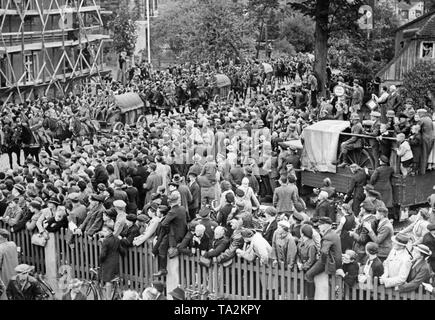 Les troupes allemandes franchissent la frontière à German-Czechoslovak ancien Ebersbach / Georgswalde (aujourd'hui Jirikov) le 2 octobre 1938. Les gens les saluer avec le salut nazi. Banque D'Images