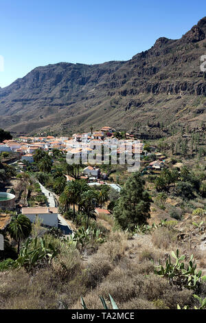 Gran Canaria, campagne autour du village de montagne de Fataga, maisons canariennes blanc marron avec un toit de tuiles. Canaries, Espagne Banque D'Images