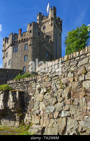 Château de Rheinstein, entre les villes de Bingen et Trechtingshausen, site du patrimoine mondial de l'UNESCO, Vallée du Haut-Rhin moyen, Rhénanie-Palatinat, Allemagne Banque D'Images