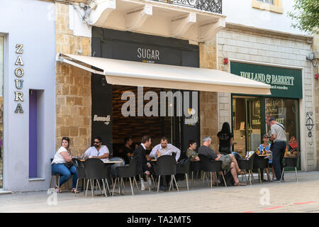 Ayia Napa, Chypre - novembre 4. En 2018. Les gens dans le café sur la rue Ledras piétonne dans la vieille ville Banque D'Images