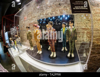 Fans du Coran K-pop shop BTS pour oemerchâ « bande€ dans un magasin dans le quartier de Chelsea, New York le mercredi 15 mai, 2019. Le garçon coréen populaire-bande est apparu en direct sur Good Morning America et participera à la stade MetLife dans le New Jersey au cours de la fin de semaine. (Â© Richard B. Levine) Banque D'Images