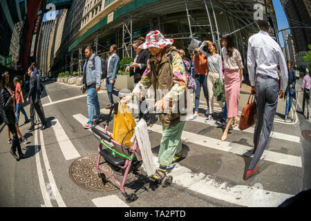 Une vieille femme traverse une intersection dangereuse à New York le mercredi 8 mai 2019. (© Richard B. Levine) Banque D'Images