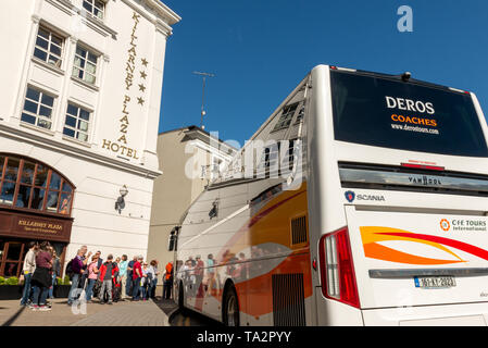 Tourism Ireland Deros Coaches visite le bus et les touristes à l'hôtel Killarney Plaza à Killarney, comté de Kerry, Irlande Banque D'Images