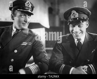 Hans Albers comme capitaine Craddock (à gauche) et Heinz Ruehmann comme premier officier Peter dans l'opérette film 'bombes sur Monte Carlo' sous la direction de Hanns Schwarz, avec musique de Werner Richard Heymann. Banque D'Images