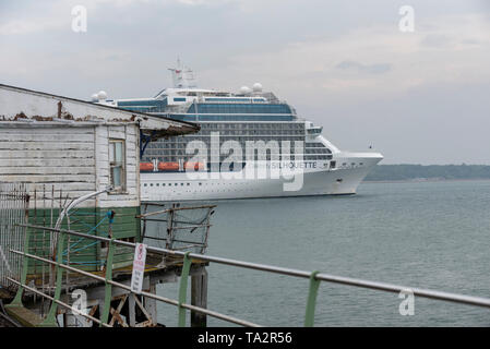 L'eau de Southampton, Angleterre, Royaume-Uni. Mai 2019. En cours sur Southampton Water le navire de croisière Celebrity Silhouette passant Hythe Pier Head Banque D'Images